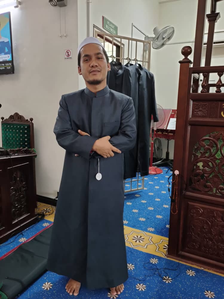 Ustaz Zazi dari Surau al-Yaqeen Pangsapuri PKNS baru sahaja menerima sumbangan jubah coat Alhasanain